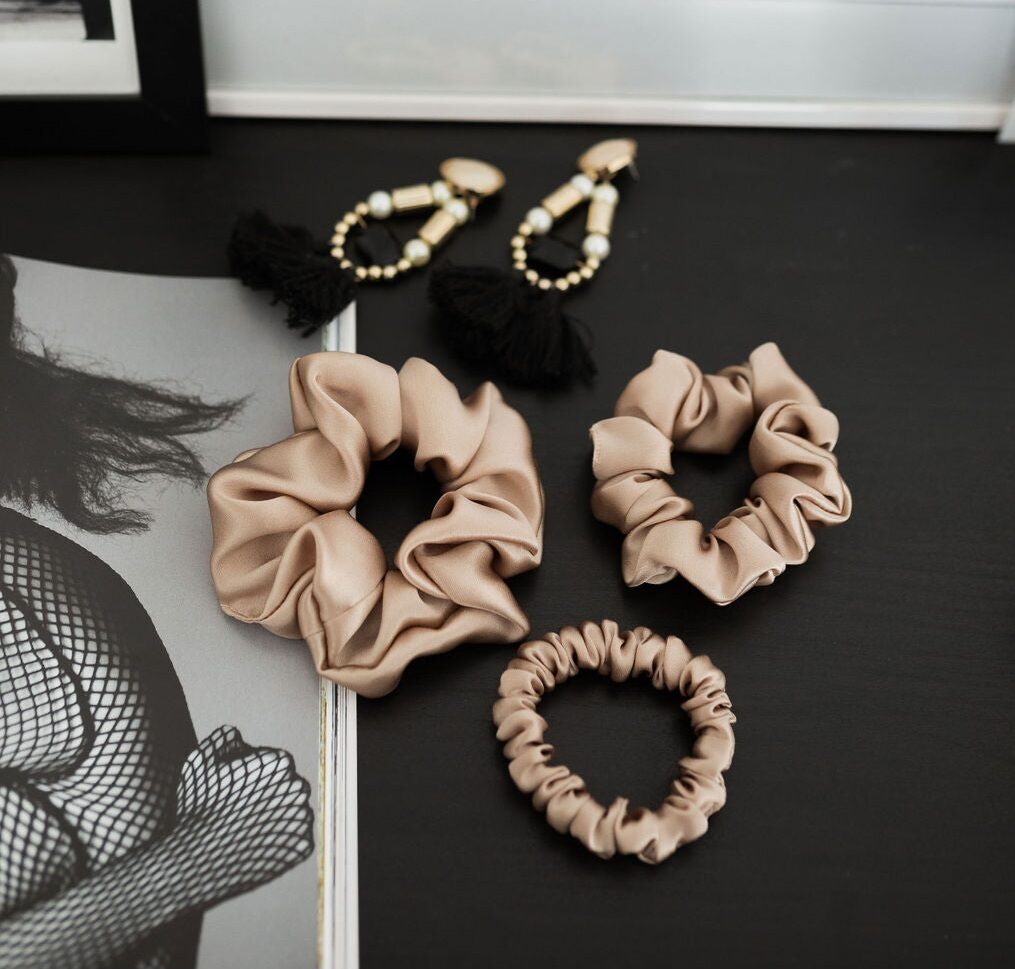KATRINA SILKS Silk scrunchie Porcelain Sand
